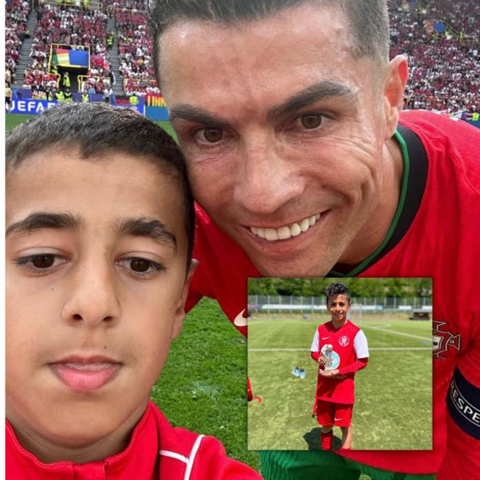 Sahaya Atlayıp Ronaldo'yla Selfie Çekti: O Çocuk Bakın Kim Çıktı! - Fotoğraf: 3